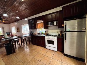 Una cocina o kitchenette en Sunset Views Apartment, West End