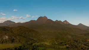 Blick auf eine Bergkette mit Bäumen und Bergen in der Unterkunft Grajagan Mata Atlântica in Antonina