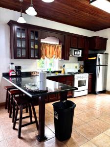 Una cocina o kitchenette en Sunset Views Apartment, West End