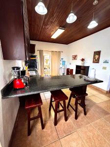 Una cocina o kitchenette en Sunset Views Apartment, West End