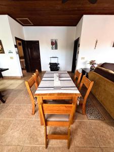 Un lugar para sentarse en Sunset Views Apartment, West End