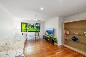 una sala de estar con un sofá y una mesa en Kiama Mountain Views Complex, en Kiama