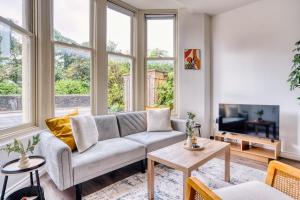 カーディフにあるStunning 2 Bed by the City Centre & Bute Parkのソファとテレビのあるリビングルーム