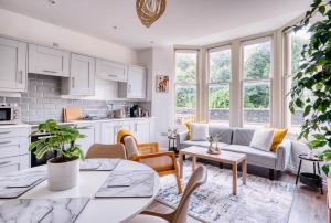 カーディフにあるStunning 2 Bed by the City Centre & Bute Parkのキッチン、リビングルーム(白いキャビネット付) +8枚の写真