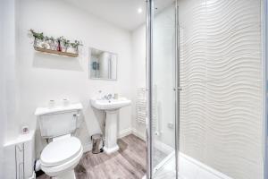 カーディフにあるStunning 2 Bed by the City Centre & Bute Parkのシャワー、トイレ、洗面台を備えたバスルーム