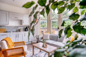 カーディフにあるStunning 2 Bed by the City Centre & Bute Parkのソファとテーブルのあるリビングルーム