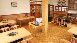 Restaurace v ubytování 軽井沢リゾートプチホテルみどり + 33 fotografií