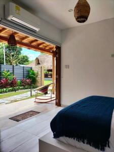 CalabazoにあるRío Celeste Poshtel Tayrona - Zainoのベッドルーム1室(ベッド1台付)、パティオへのドアが備わります。
