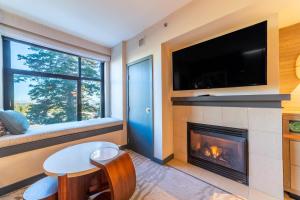 Televisyen dan/atau pusat hiburan di Updated Pet Friendly Monache Studio with Views!