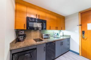 Dapur atau dapur kecil di Updated Pet Friendly Monache Studio with Views!