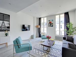 パリにあるRent a Room - Residence Bonne Nouvelleのリビングルーム(ソファ、椅子、テーブル付)