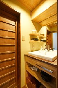 Kuchyň nebo kuchyňský kout v ubytování 二条城北別邸 -Nijojo Kita Betttei- + 33 fotografií