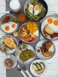 a table with plates of breakfast food on it at De Hope Kohlanta in Ko Lanta Yai +14 photos