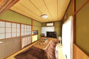 箱根NATURAL Villa 箱根仙石原的日式客房配有桌子和电视。