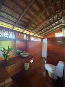 un baño con inodoro y lavabo en Koh Jum Freeda Resort, en Ko Jum