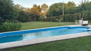 una gran piscina en un patio con patio en Casa de campo, en Azcuénaga
