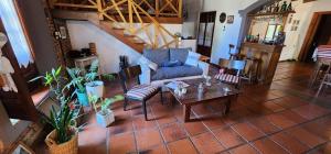 una sala de estar con un sofá y una mesa en Casa de campo, en Azcuénaga