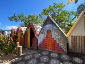 a house with a painting on the side of it at Gran Colibrí Adventure Park in San Pedro La Laguna