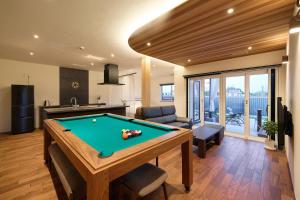 Biliár nebo kulečník v ubytování HOTEL h365