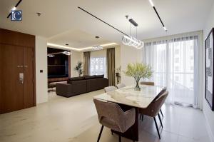 Χώρος καθιστικού στο Luxury Escapes - Three-Bedroom Apartment with Lake View