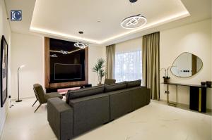 Μια τηλεόραση ή/και κέντρο ψυχαγωγίας στο Luxury Escapes - Three-Bedroom Apartment with Lake View