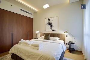 Ένα ή περισσότερα κρεβάτια σε δωμάτιο στο Luxury Escapes - Three-Bedroom Apartment with Lake View