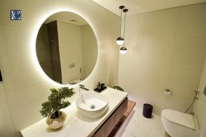 Ένα μπάνιο στο Luxury Escapes - Three-Bedroom Apartment with Lake View +17 φωτογραφίες