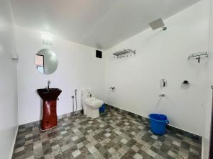 un bagno bianco con un water e un lavandino di Casa Beach hut Resort a Palolem