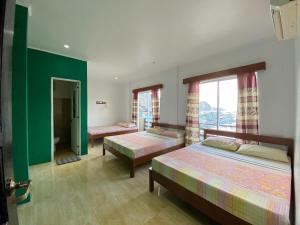 Postel nebo postele na pokoji v ubytování Seashore Inn