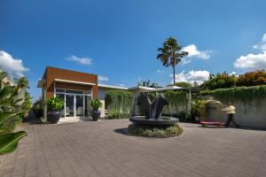 Κήπος έξω από το The Claremont Luxury Villas