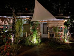 Marta House gili air外面的花园