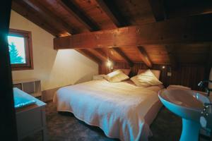 Postel nebo postele na pokoji v ubytování Auberge chez Mado et Augusta