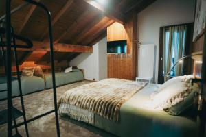 Postel nebo postele na pokoji v ubytování Auberge chez Mado et Augusta