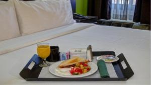 Una cama o camas en una habitación de Clarion Hotel & Suites Conference Center Memphis Airport