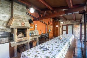 eine Küche mit einem großen Bett in einem Zimmer in der Unterkunft O Forno do Curro -Casa da Amendoa in Boborás