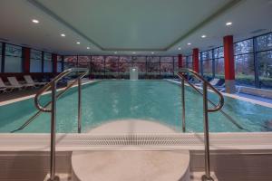 Bazén v ubytování Fletcher Hotel-Restaurant Arnsberg-Sauerland nebo v jeho okolí