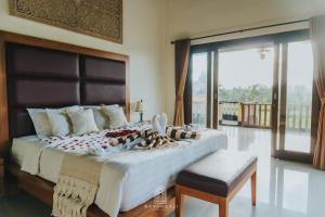 ギャニャールにあるThe Paddies Villa #deluxの大きなベッドとバルコニーのある寝室