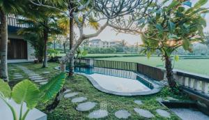 ギャニャールにあるThe Paddies Villa #deluxの木の家の裏庭にあるスイミングプール