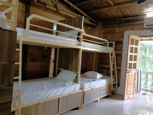 Giường trong phòng chung tại Jeet hostel and Stay Rooms