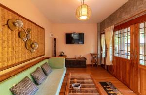TV a/nebo společenská místnost v ubytování lion resort & cafe + 93 fotografií