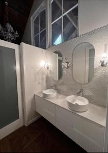 Gallery image of Daylesford FROG HOLLOW ESTATE- The Retreat - Newly renovated ONE BEDROOM RETREAT with Queen Bed in Daylesford