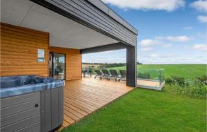 Fotografija v galeriji nastanitve Beautiful Home In Løgstrup With Kitchen v mestu Løgstrup