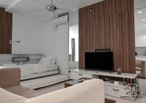 Una sala de estar con una cama y un televisor. en Mansion One by Simply Penang, en George Town