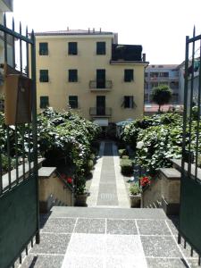 Blick auf ein Gebäude von der Straße in der Unterkunft Hotel Alba in Lavagna