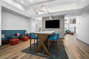 TV a/nebo společenská místnost v ubytování Hampton Inn & Suites Phoenix/Gilbert