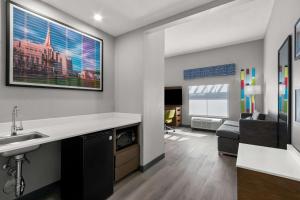 Kuchyň nebo kuchyňský kout v ubytování Hampton Inn & Suites Phoenix/Gilbert