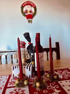 eine Flasche Wein und zwei Kerzen auf dem Tisch in der Unterkunft Casa Rural Camino de la Fuente in Teroleja