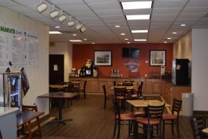 une salle à manger avec des tables et des chaises dans un restaurant dans l'établissement Baymont by Wyndham Midland Airport, à Midland