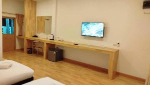 TV a/nebo společenská místnost v ubytování Three Bays Resort