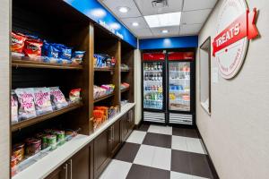 Supermarket nebo jiné obchody v  hotelu nebo okolí